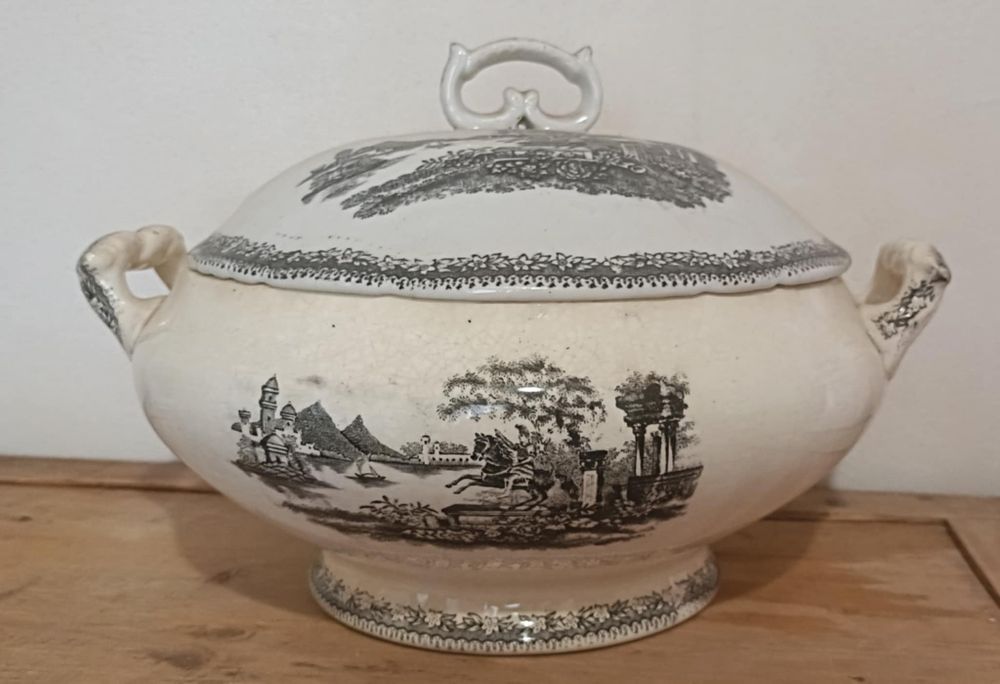 Grande e pesada terrina Cavalinho em preto Sacavém não marcada
Envi