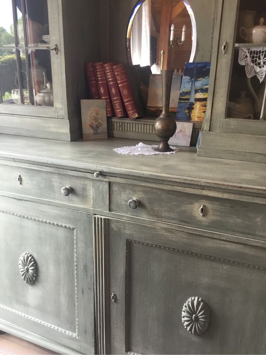 Stary przedwojenny kredens