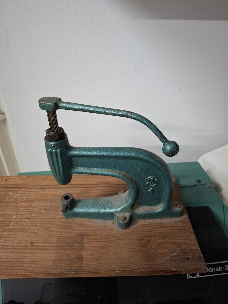Máquina de colocar ilhós manual