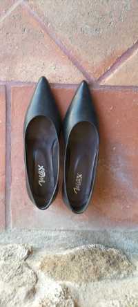 Sapatos negros de senhora