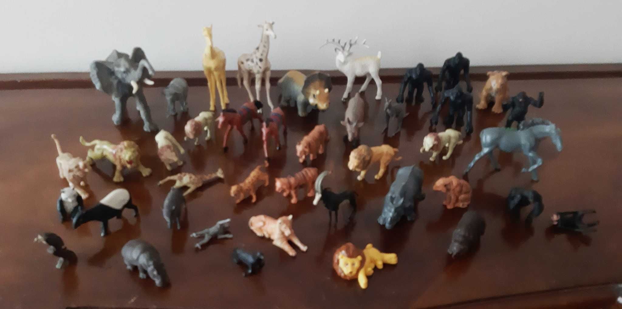 Lote de 41 Figuras em plástico PVC – Bom Estado