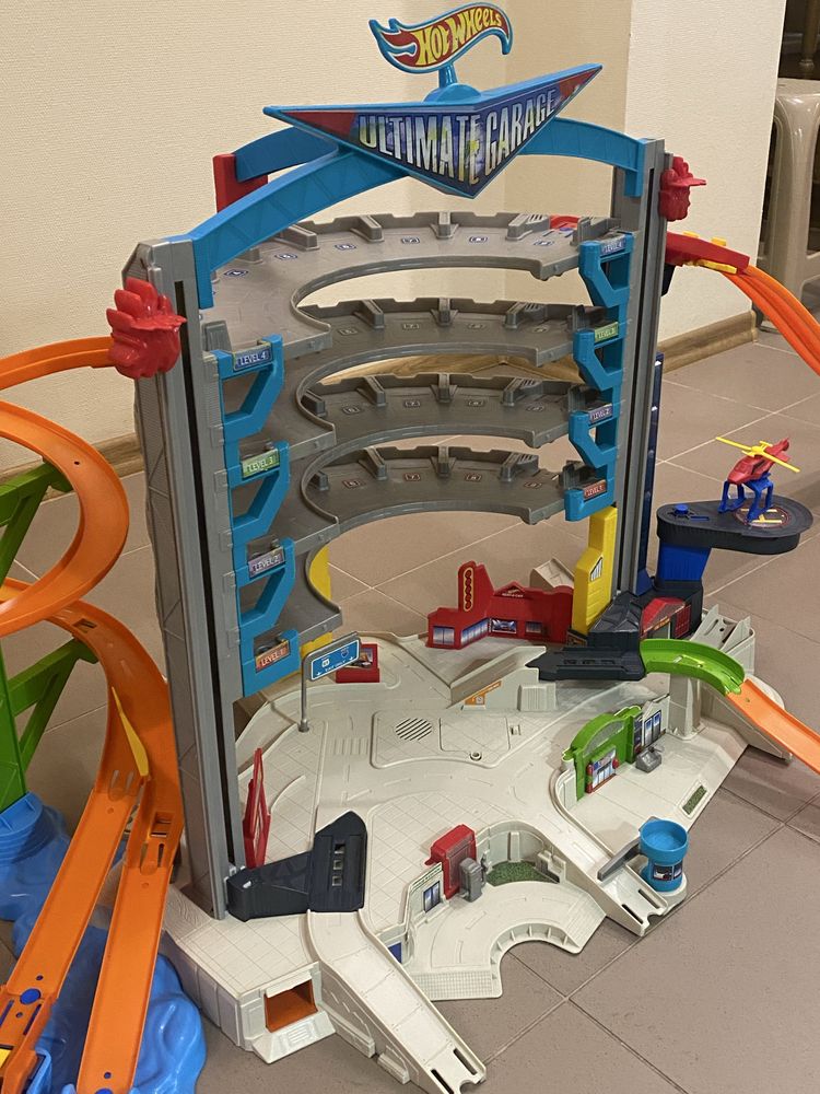 Hot wheels гараж + трек з павуком