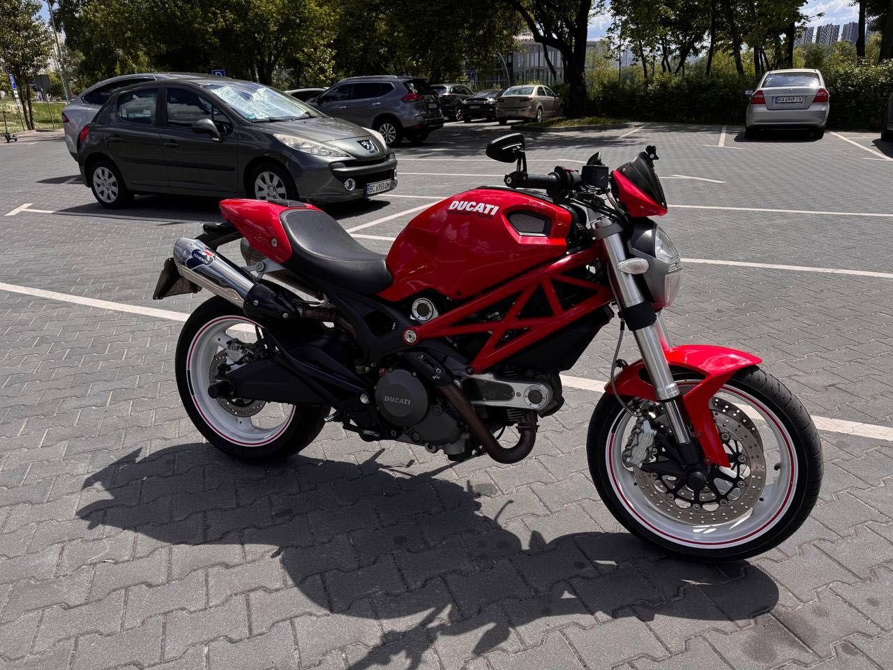 Ducati Monster 696