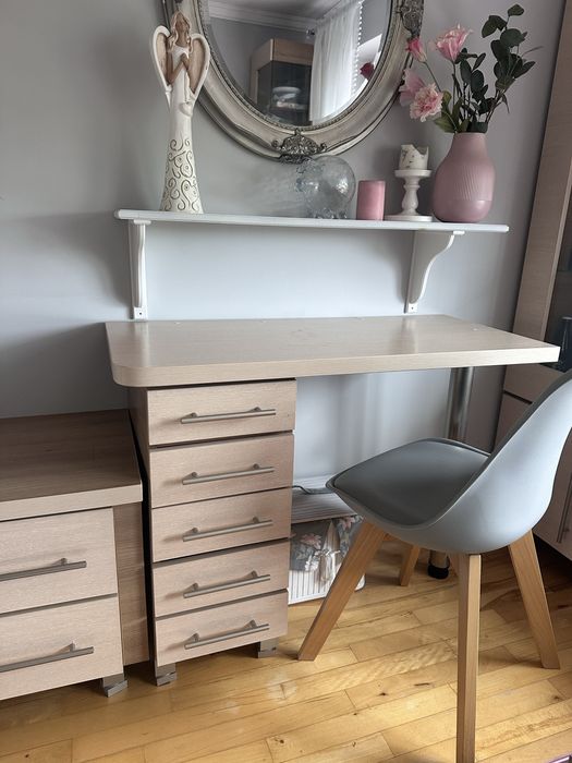 Toaletka z jasnego drewna