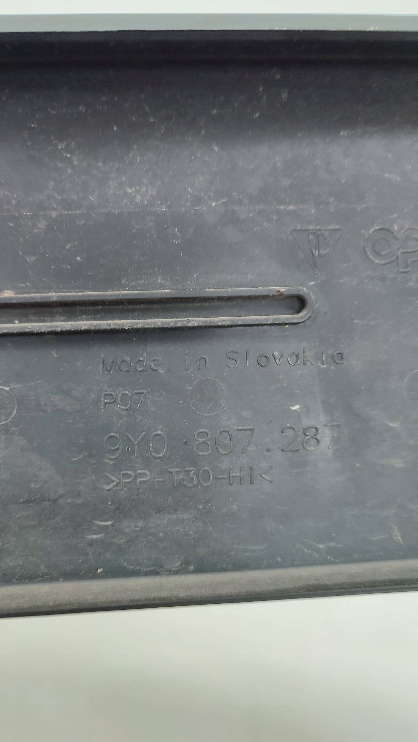 Porsche cayenne (9Y0 9Y3) ramka przedniej tablicy rejestracyjnej