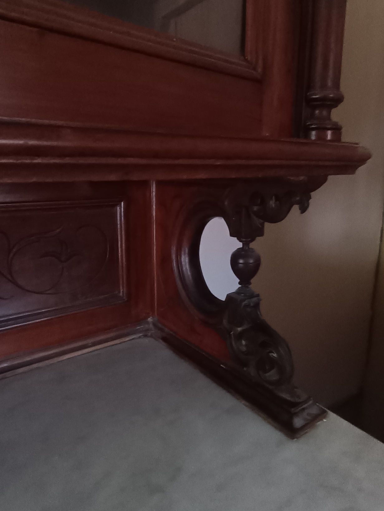 Móvel de sala com portas de vidro
