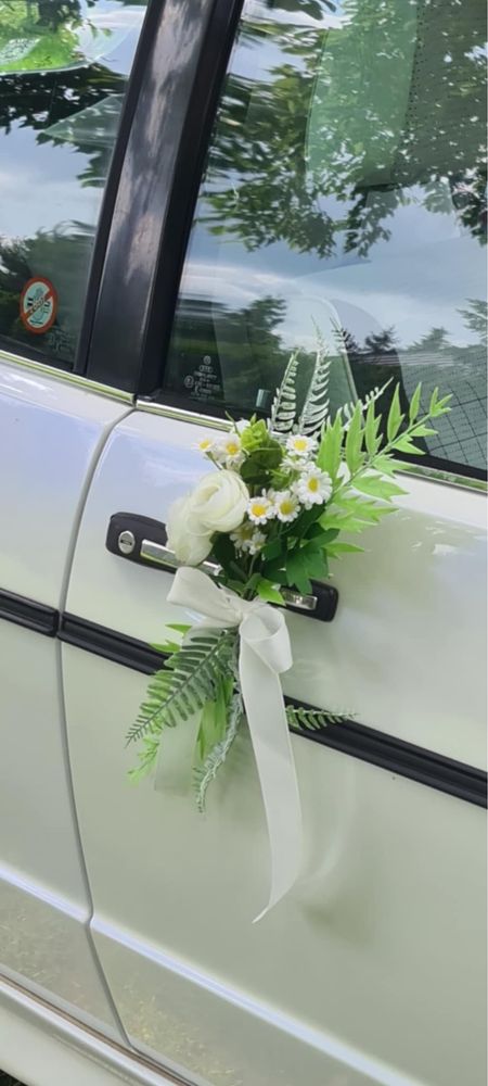 Dekoracje na auto ślubne ślub