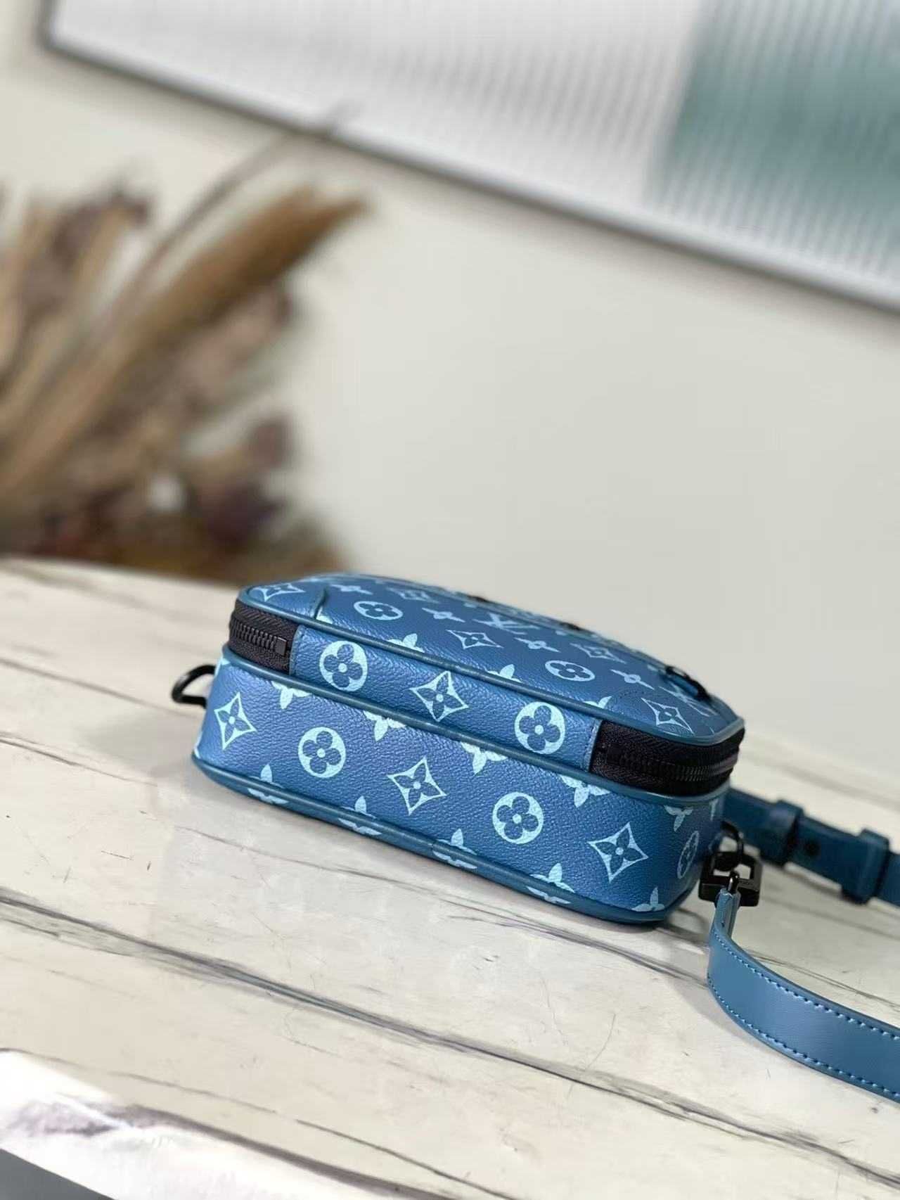Bolsa de lona Louis Vuitton Alpha NanoMonogram azul Atlântico