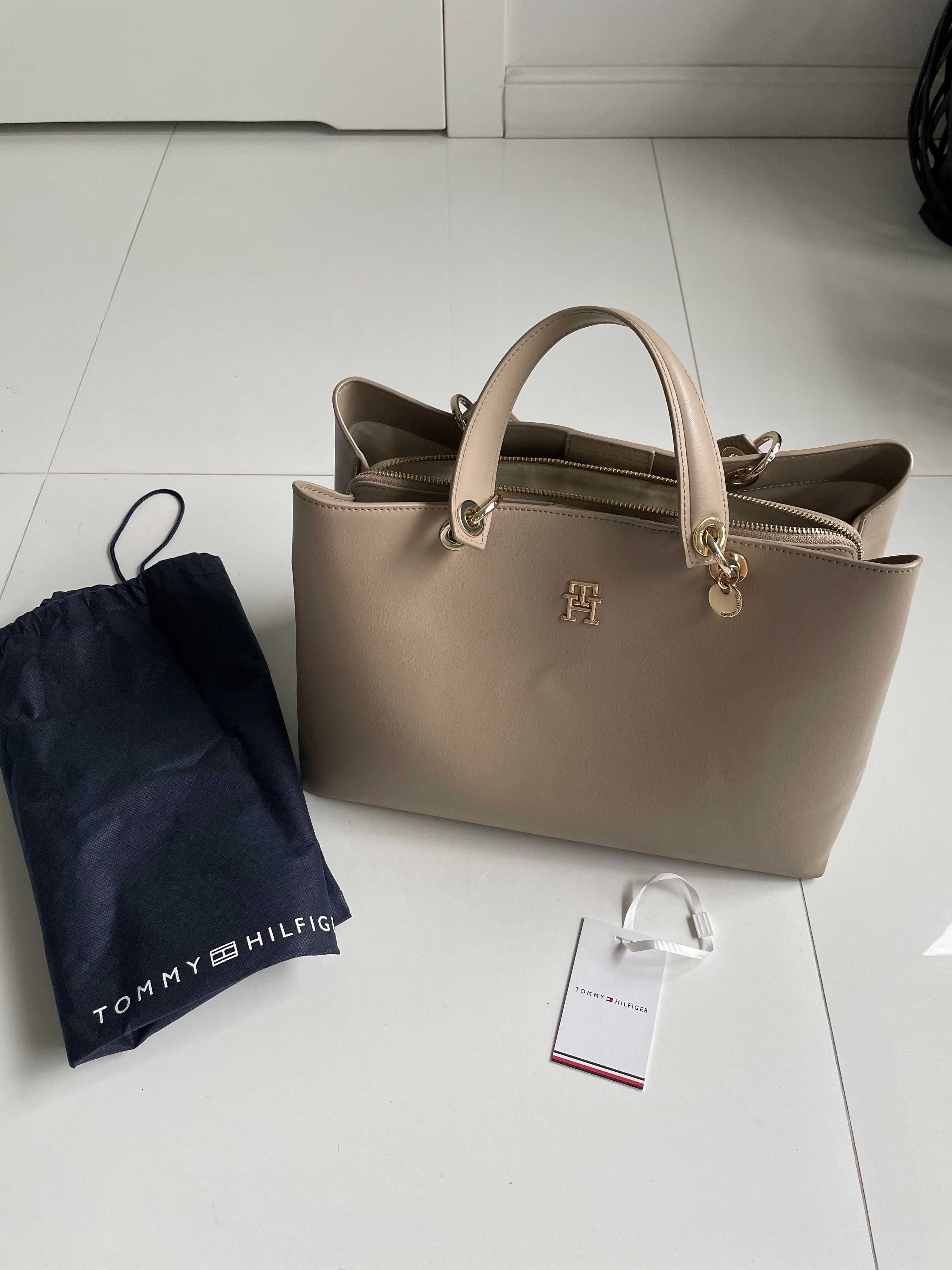 Torebka Tommy Hilfiger Th Chic Satchel AW0AW14784 AEG duża kuferek