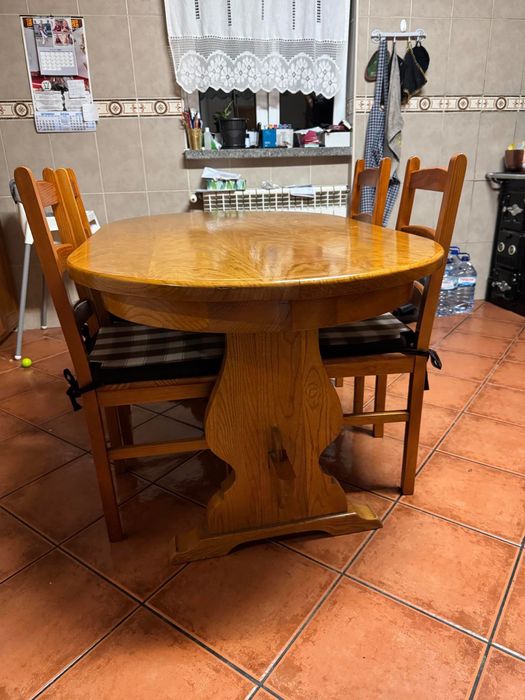 Mesa oval + 4 cadeiras