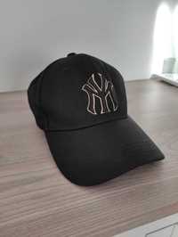 czapka z daszkiem czarna z wyszywanym złotym NY regulowana uniwersalna