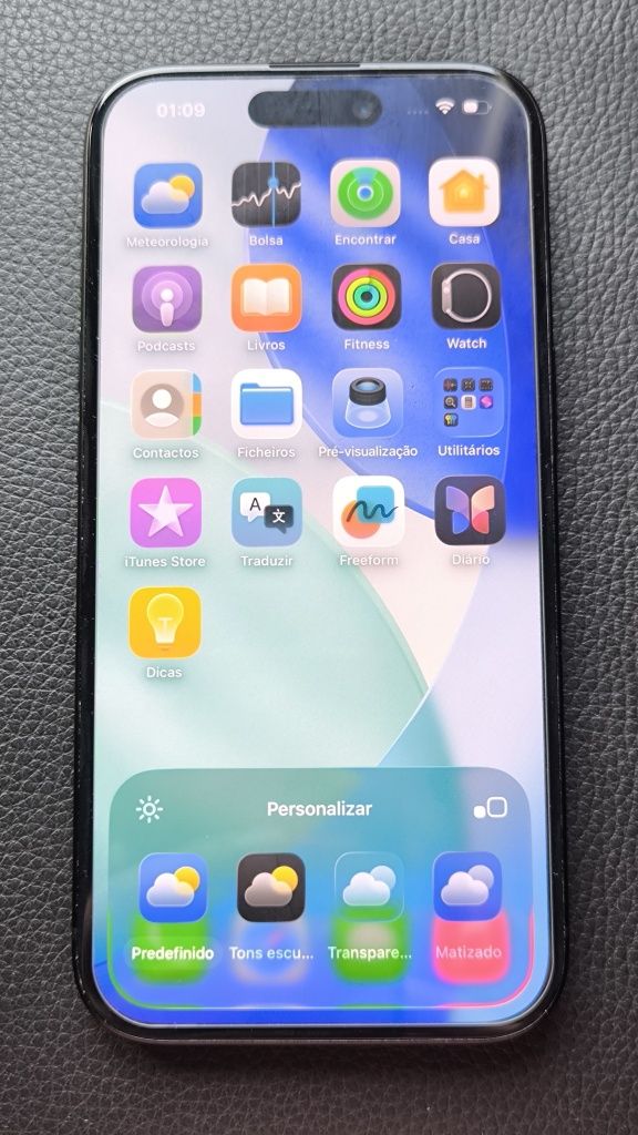iPhone 15 preto en titânio