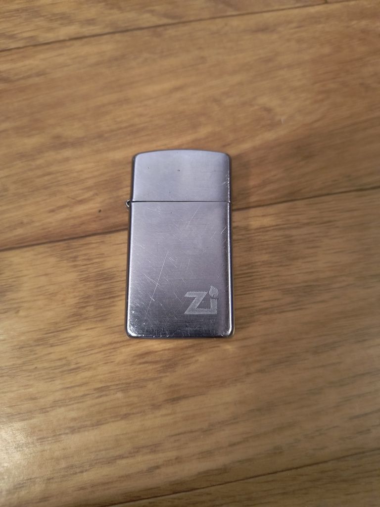 Продам Zippo slim