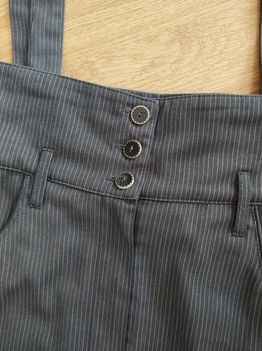 Ołówkowa spódnica na szelkach Orsay