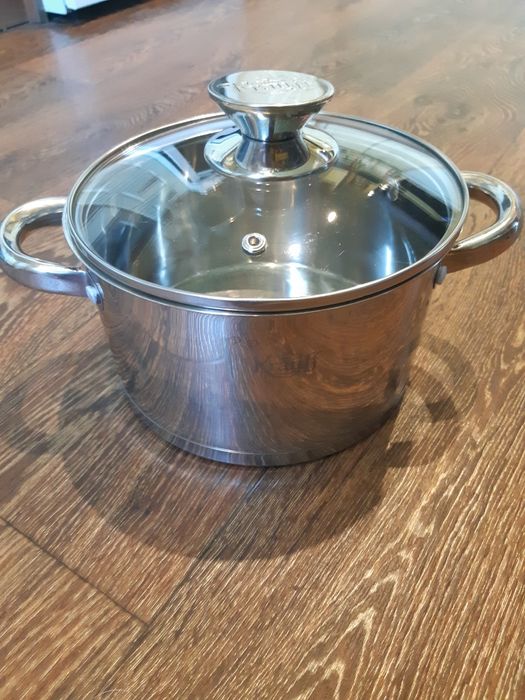 Продам кастрюлю Krauff  нерж  2.5 литра