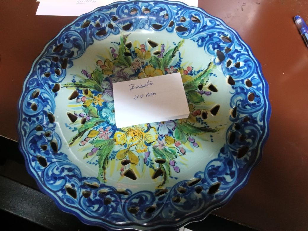 Vendo pratos decorativos.