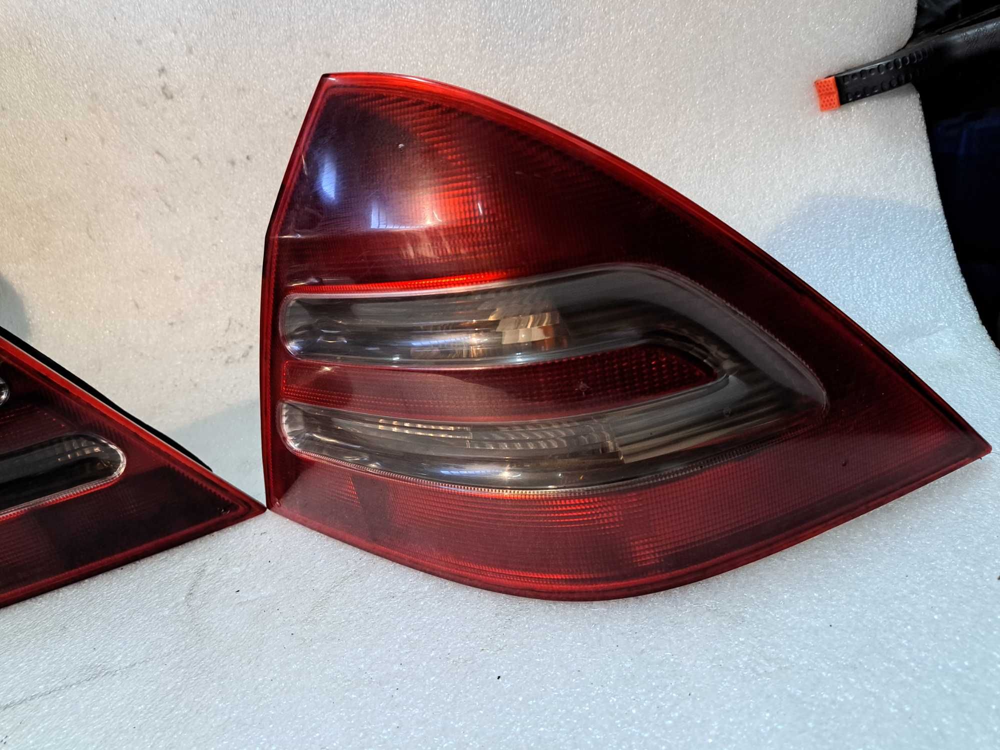 Lampy tył Mercedes C Klasa W203 Sedan kpl