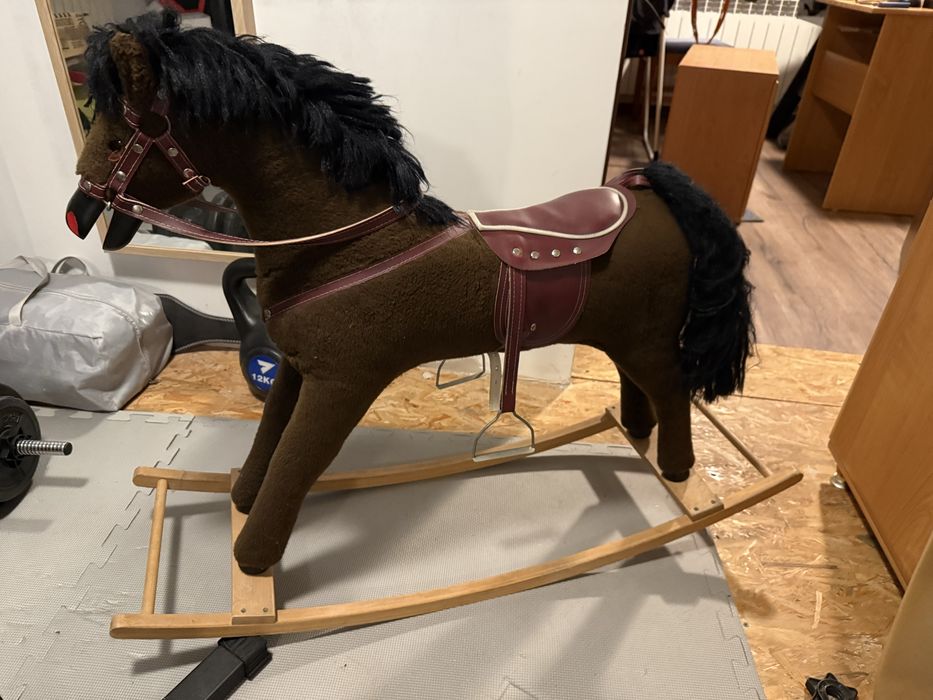 Koń na biegunach - zabawka z lat 90.