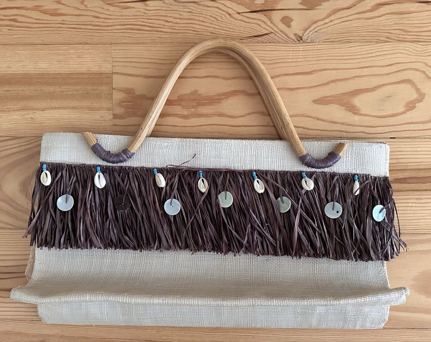 Mala de verao , com buzios, franjas e pegas em bambu