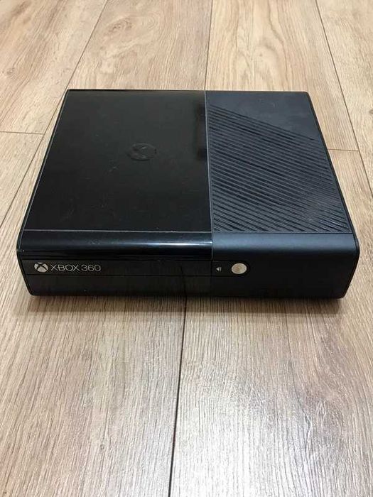 Konsola Xbox 360 E 600GB + 50 gier