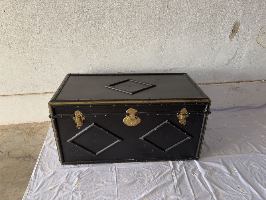 Bau antigo 100 anos aproximadamente grande