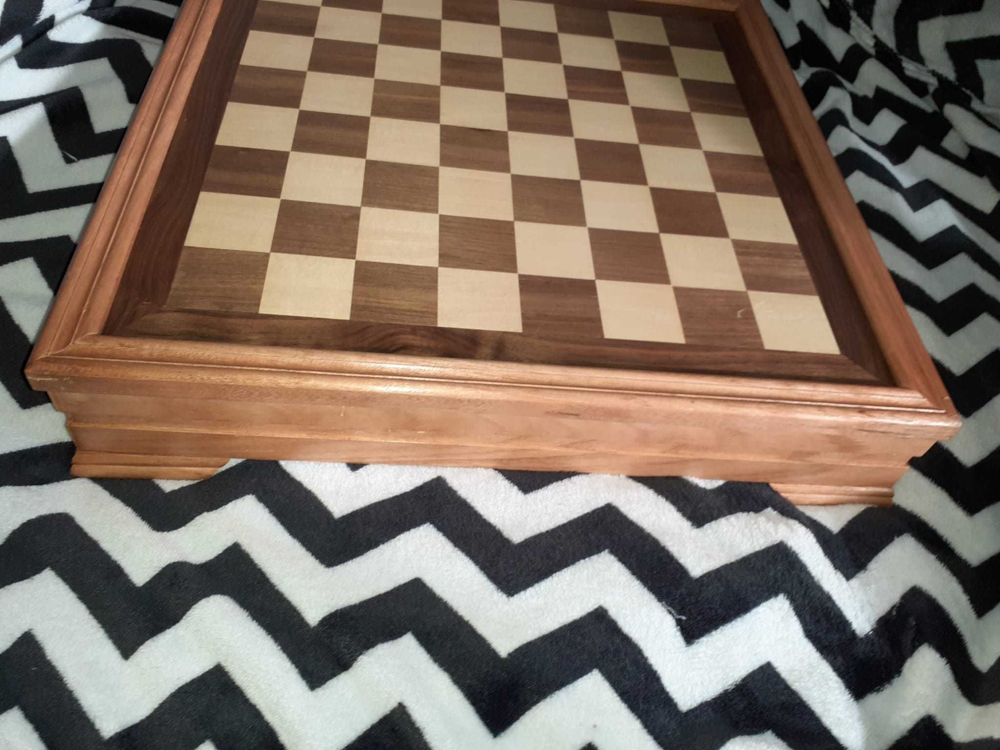 Jogo de Xadrez - caixa madeira e peças porcelana