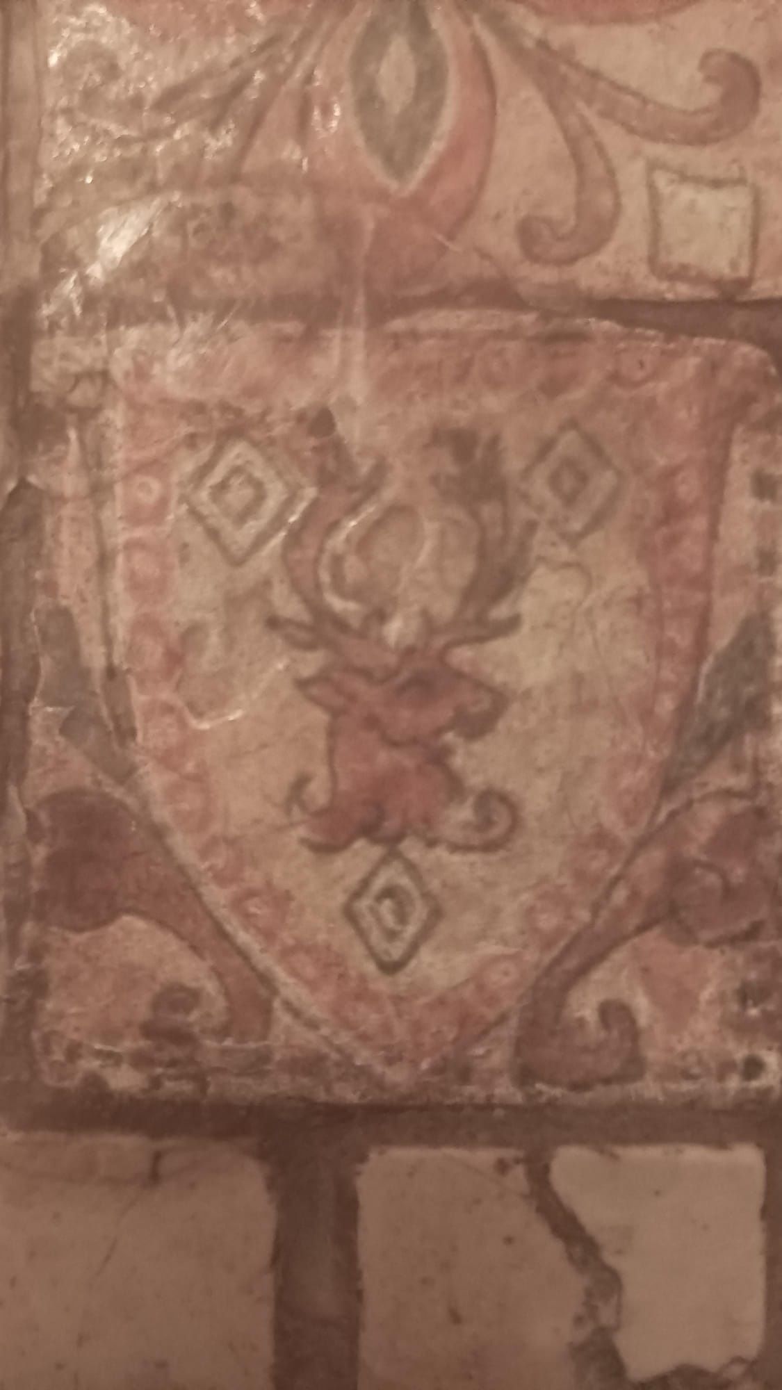 Mesa de apoio base com azulejos com motivos medievais