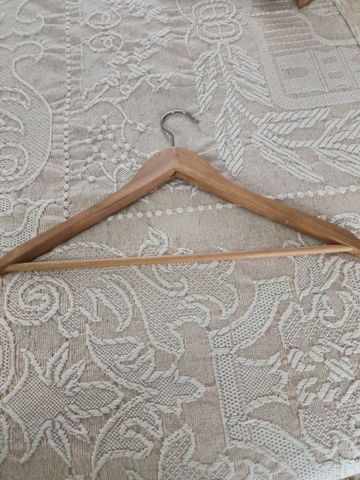 6 cabides de madeira clara, novos.