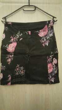 Czarna spódnica w kwiaty