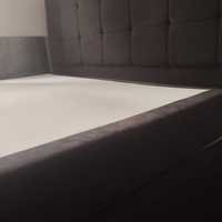 Duże łóżko tapicerowane z materacem
