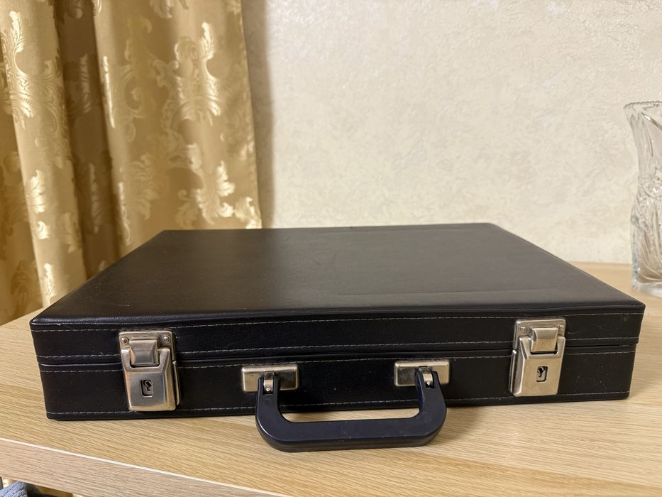 Чорний дипломат часів СРСР