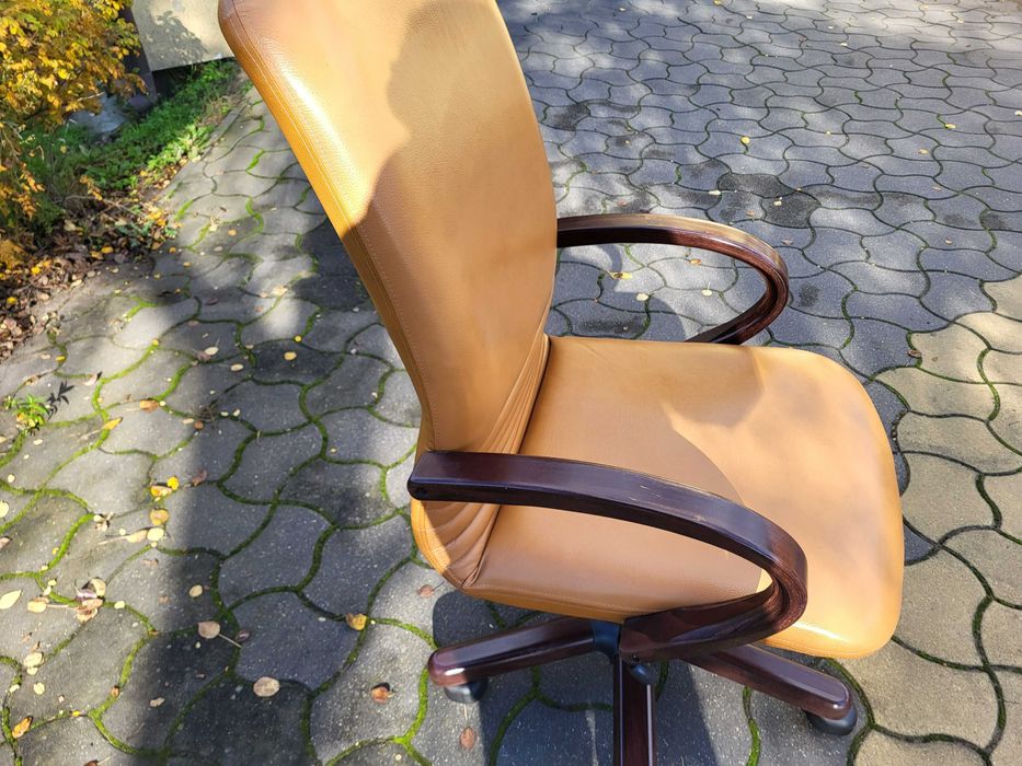 Fotel biurowy skórzany Nowy Styl Nowa z regulacją pochyłu idealny