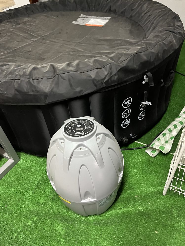 Jacuzi movel com 2 m diametro e 0,80 m de alto para 8 pessoas