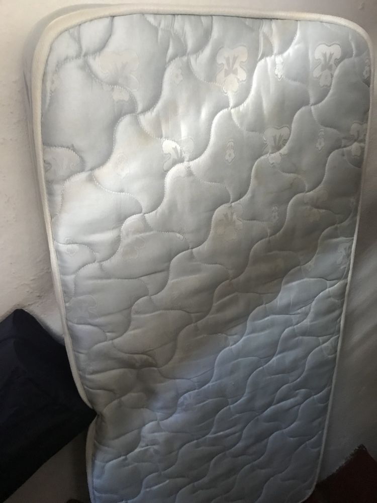 Cama de viagem e colchão
