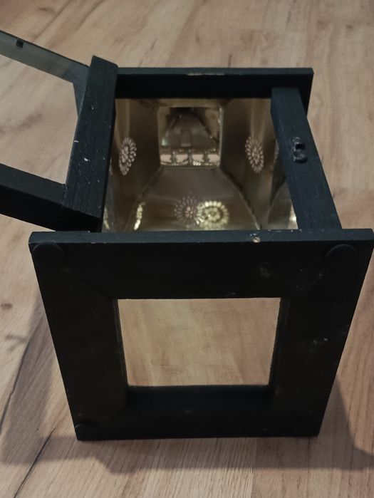 Lampion wzorowany na starych lampach.