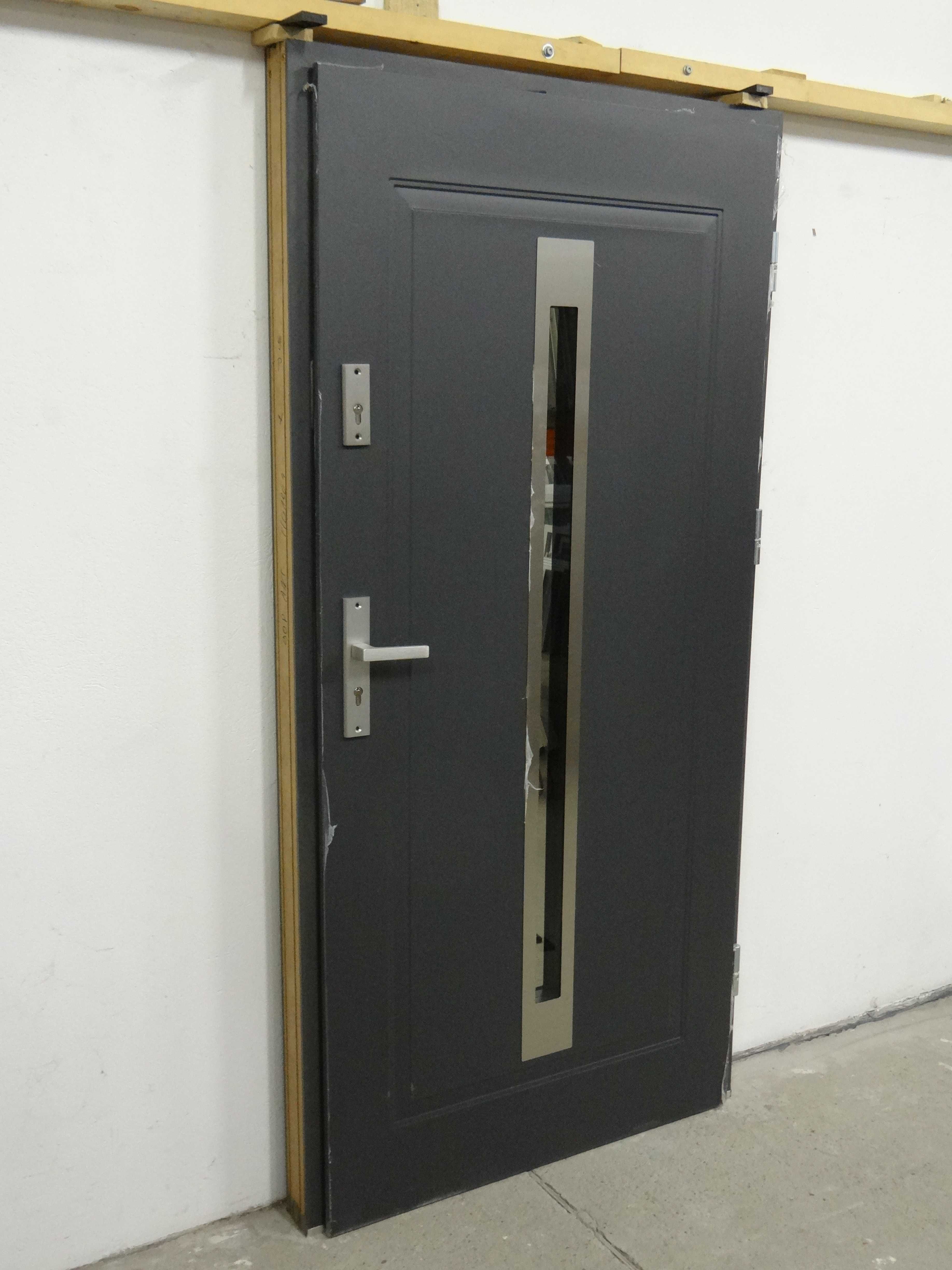 Drzwi zewnętrzne + okucia Figaro 4 90 P antracyt 1.2W/m²K