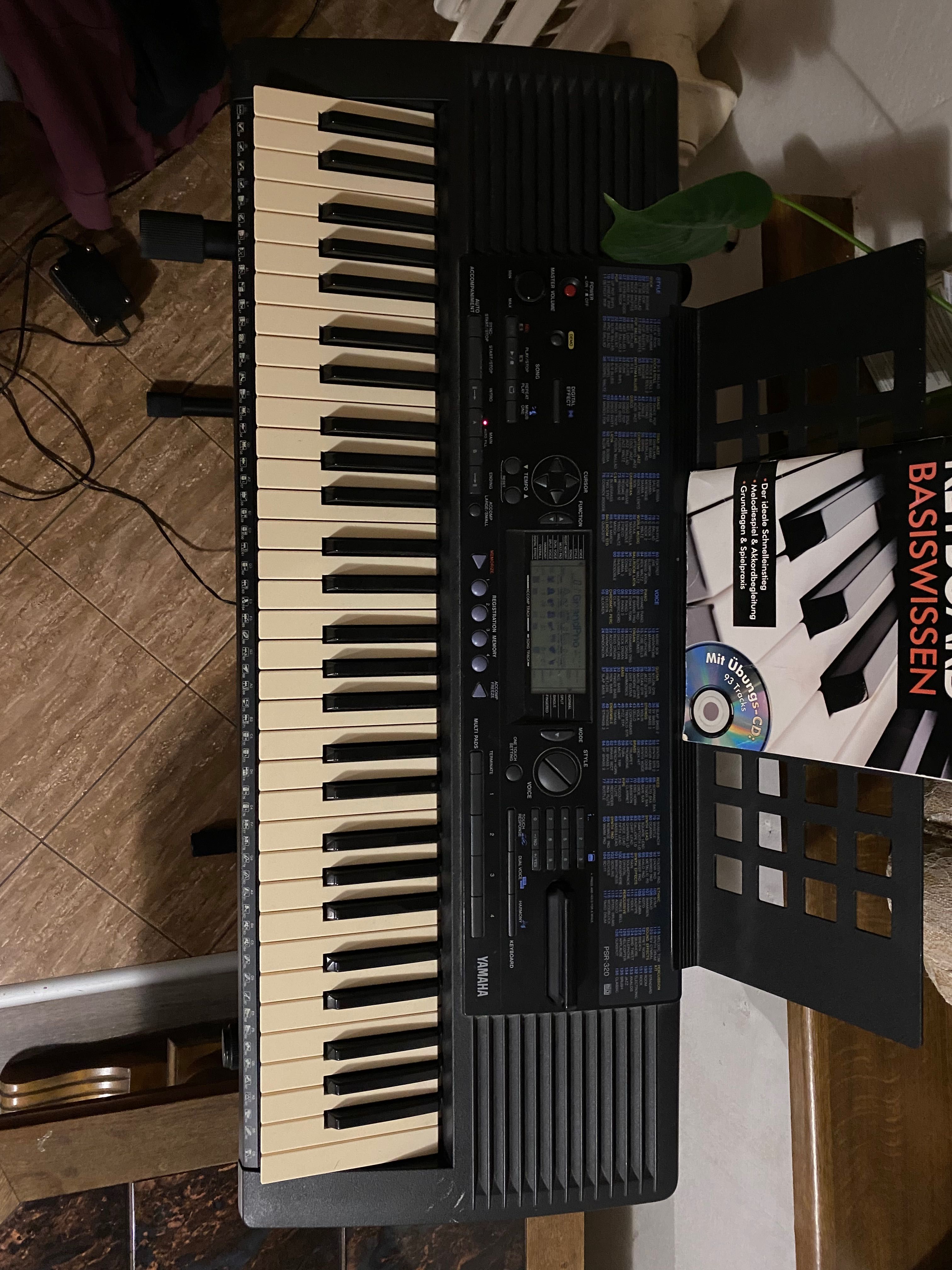 Yamaha Keyboard PSR -320 +Stojak