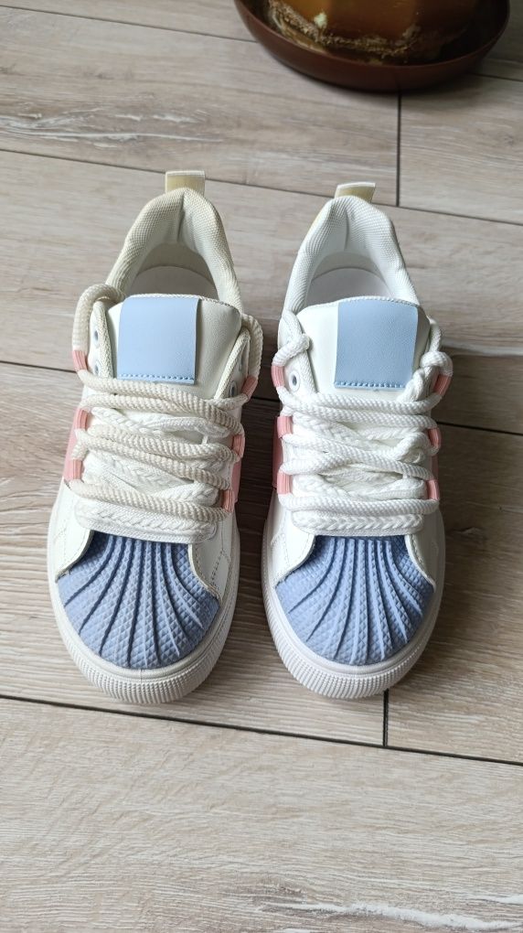 Adidasy na grubszej podeszwie