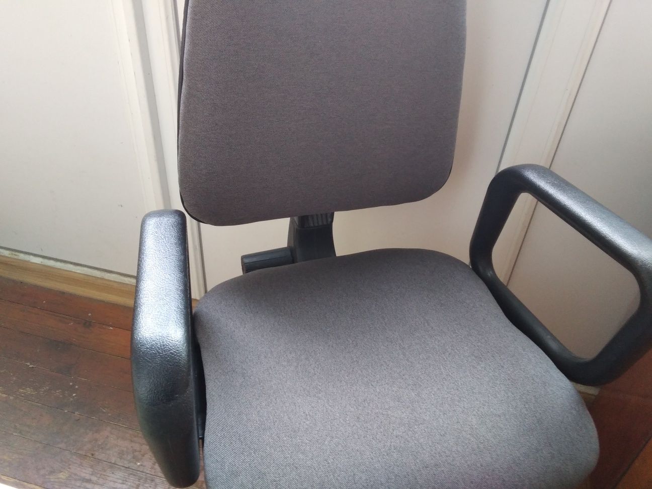 Офисный стул после полного ремонта с обтяжкой новым материалом