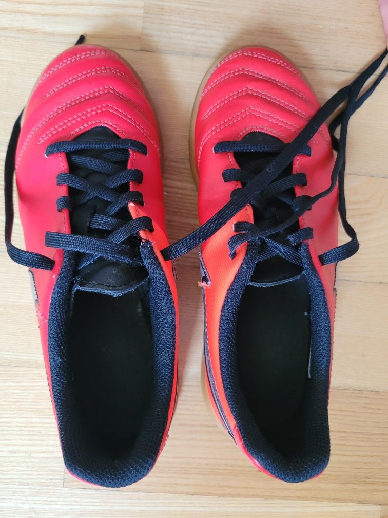 Czerwone chłopięce buty sportowe rozmiar 35.5