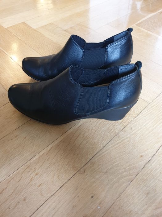 Skórzane półbuty na koturnie