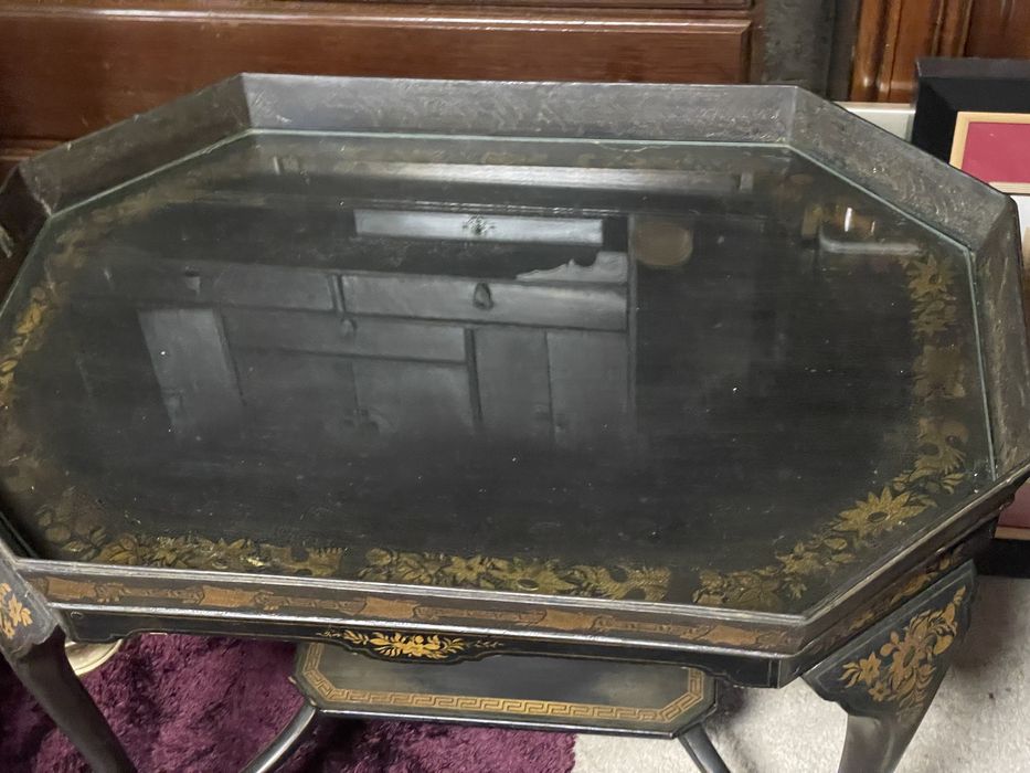 Mesa oriental com bandeja antiga