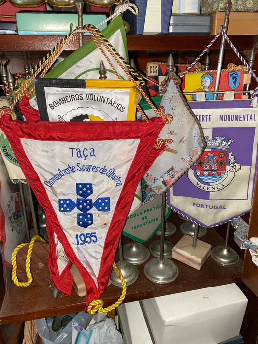 Galhardetes e portas estandartes militares antigos