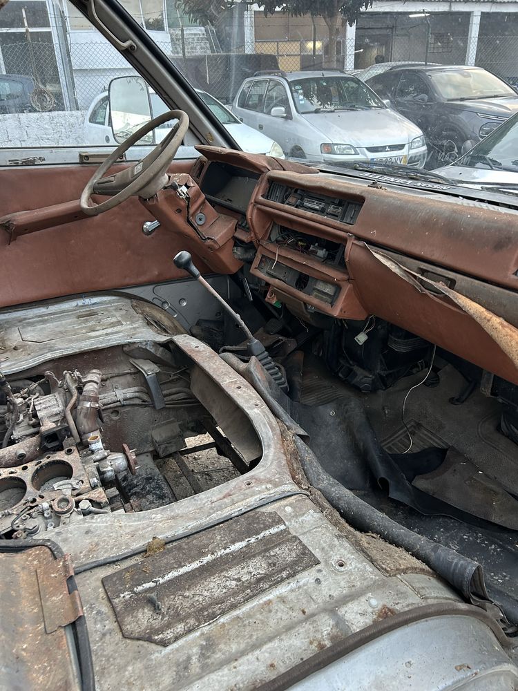 Nissan vanette avariada -restauro ou peças