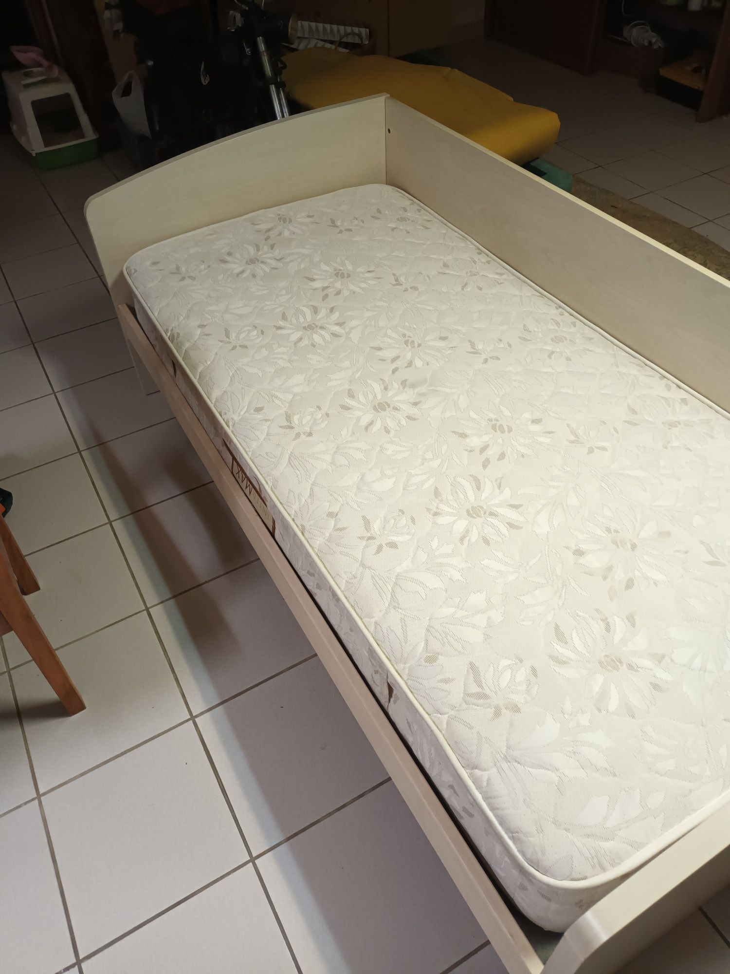 Cama de solteiro, com gaveta para 2o estrado