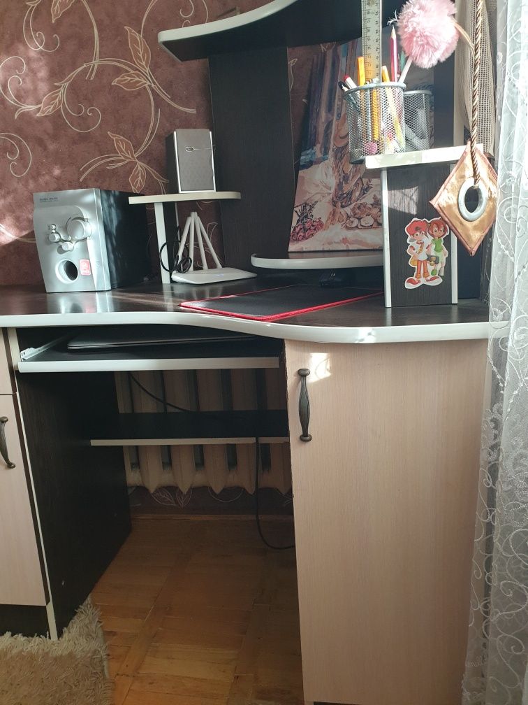 Продам комп'ютерний стіл в хорошому стані
