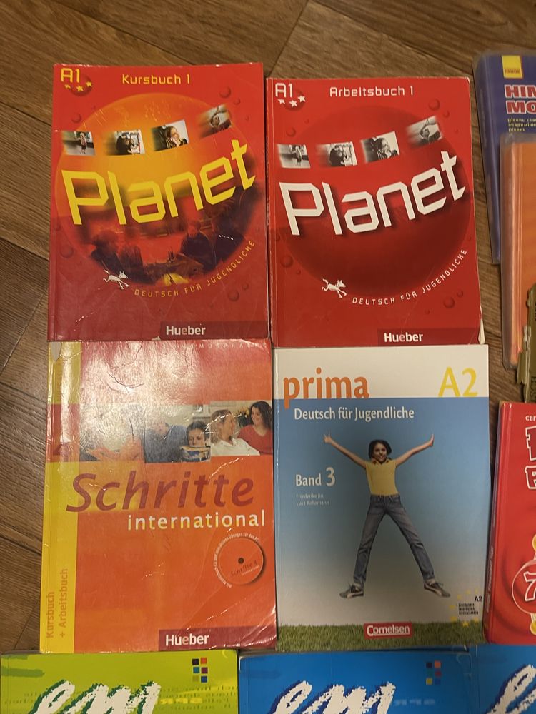 27 книг, посібників, розмовників та 10 компакт дисків  німецької мови