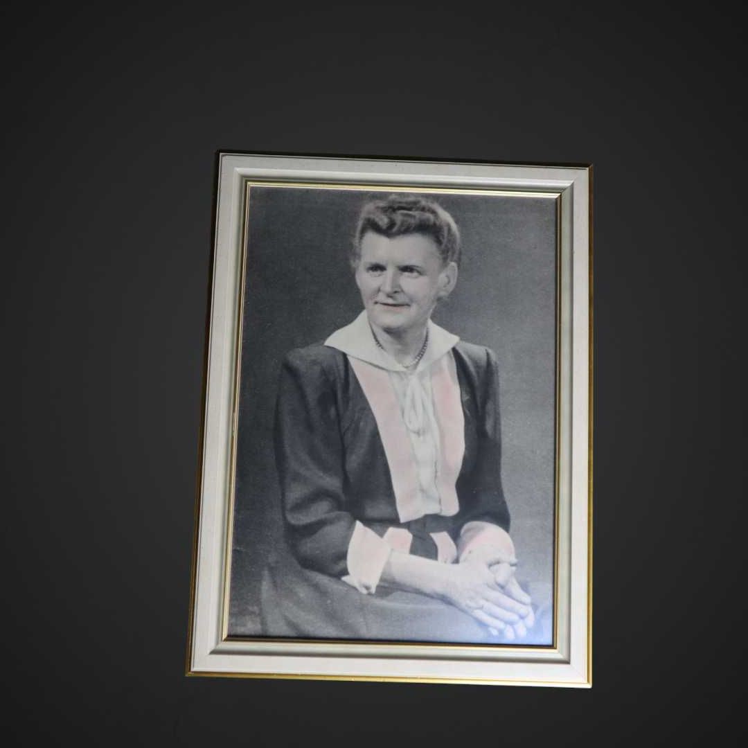 Stare zdjęcie w masywnej drewnianej ramie Kobieta  B5/031558