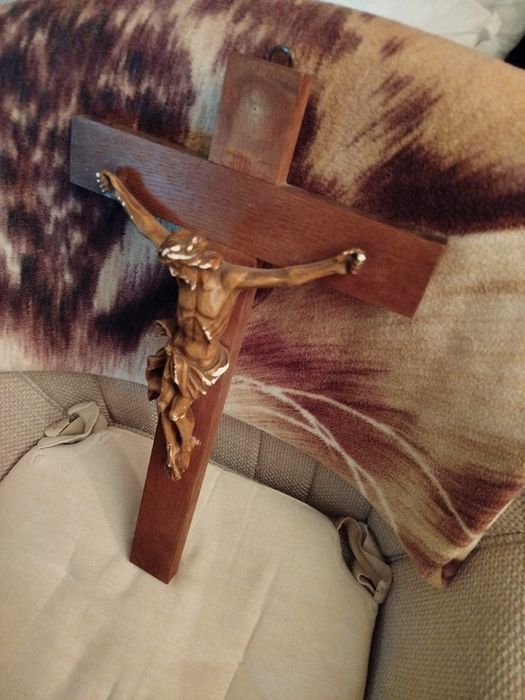 Krzyż 22,5/40 cm, wykonany z drewna.