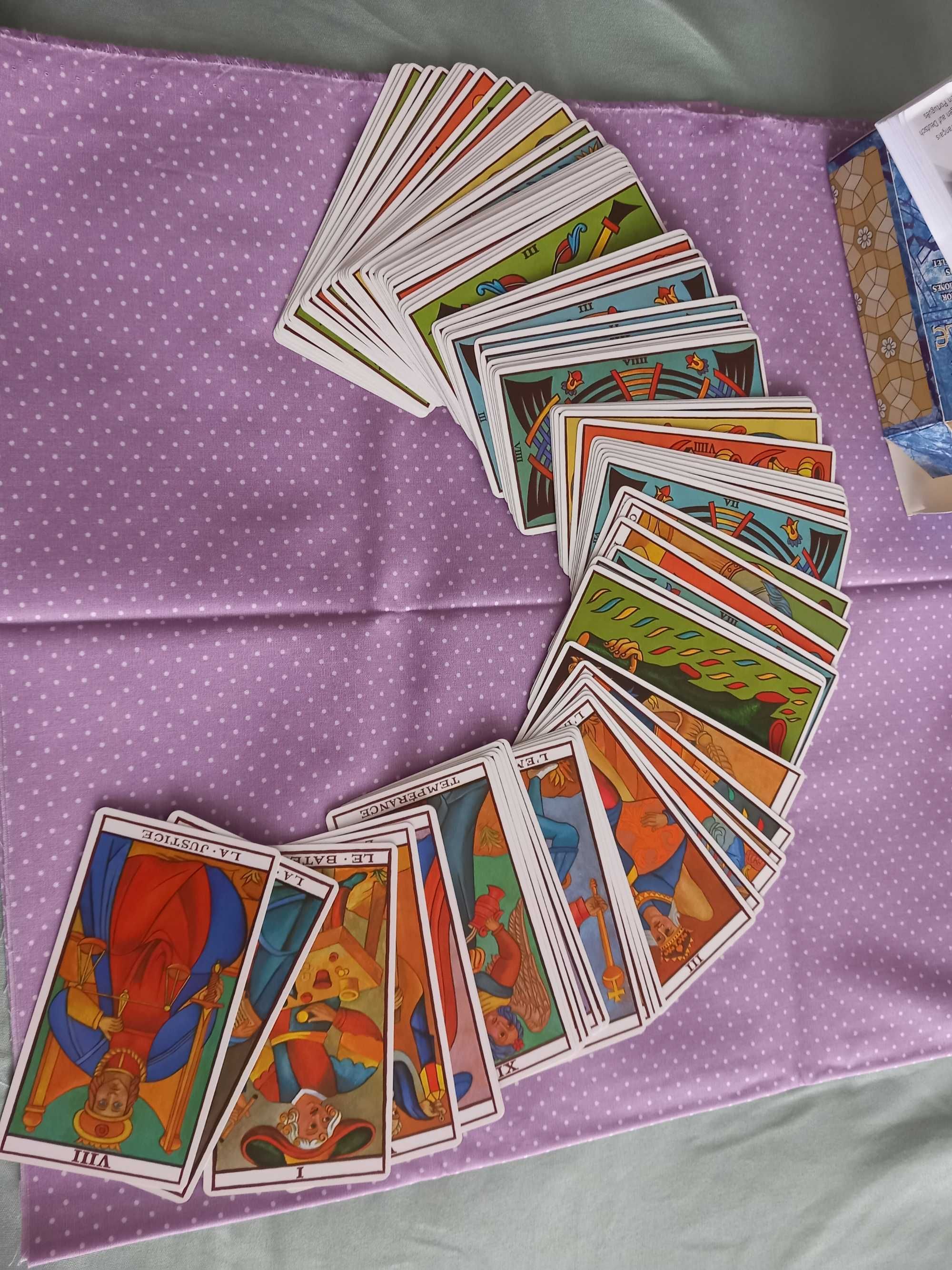 Tarot de Marselha com cores atrativas